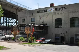 904 E Pearson St, Milwaukee, WI 53202 - Photo 35