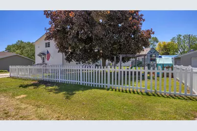 717 W 3rd St, Waldo, WI 53093 - Photo 3