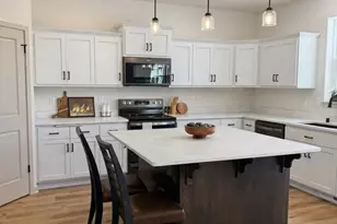 S54W25487 Pebble Brk Ct, Waukesha, WI 53189 - Photo 3