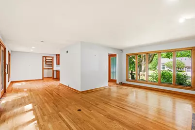 W276N1875  Spring Creek Dr, Pewaukee, WI 53072 - Photo 9