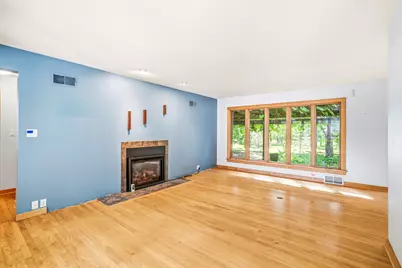 W276N1875  Spring Creek Dr, Pewaukee, WI 53072 - Photo 3