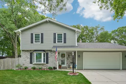 1009  Canterbury Ln, Waukesha, WI 53188 - Photo 3
