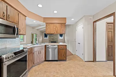 13885 W Crawford Dr, New Berlin, WI 53151 - Photo 9