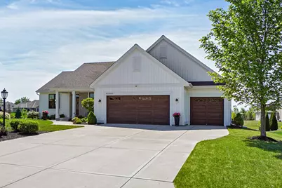 W223N4688  Seven Oaks Dr, Pewaukee, WI 53072 - Photo 3