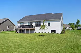 W223N4688 Seven Oaks Dr, Pewaukee, WI 53072 - Photo 35