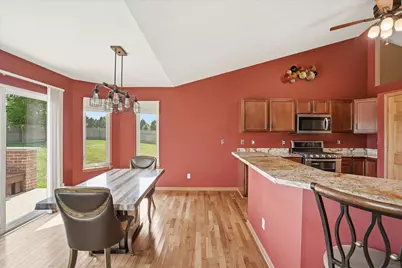 944  Bluebird Ct, Hartford, WI 53027 - Photo 7
