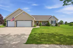 944 Bluebird Ct, Hartford, WI 53027 - Photo 1