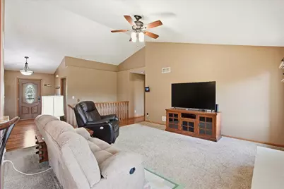 944  Bluebird Ct, Hartford, WI 53027 - Photo 5