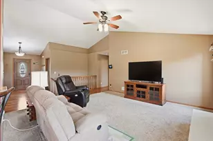 944 Bluebird Ct, Hartford, WI 53027 - Photo 5