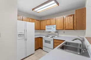 1057 Fleetfoot Dr, Waukesha, WI 53186 - Photo 11