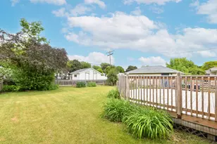 8100 W Lynmar Terrace, Milwaukee, WI 53222 - Photo 25