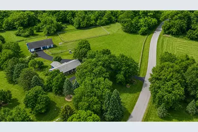N7W29615  Thames Ct, Delafield, WI 53188 - Photo 1