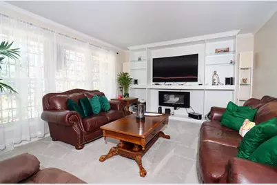 5324  Woodbridge Ln, Greenfield, WI 53221 - Photo 3