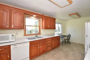 1201 Cedar Creek St, Racine, WI 53402 - Photo 9