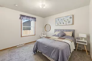8820 W Travis Ln, Franklin, WI 53132 - Photo 19