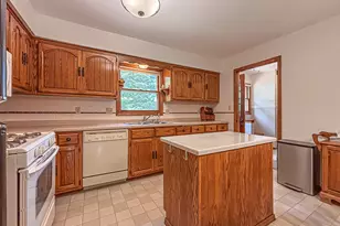 W274N4237 Clara Ct, Pewaukee, WI 53072 - Photo 13
