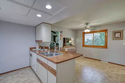 2818  Peninsula Ave, Delafield, WI 53018 - Photo 9