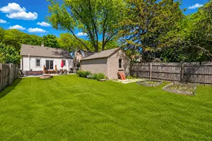 7841 W Lorraine Pl, Milwaukee, WI 53222 - Photo 15