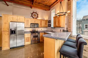 904 E Pearson St, Milwaukee, WI 53202 - Photo 7