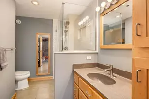 904 E Pearson St, Milwaukee, WI 53202 - Photo 15
