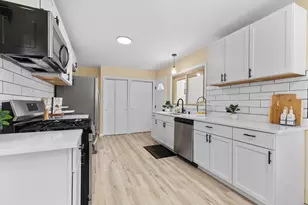 2122 S 86th St, West Allis, WI 53227 - Photo 9