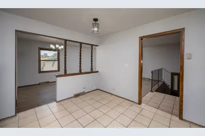 7821  W Hustis St, Milwaukee, WI 53223 - Photo 9