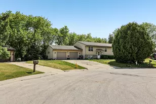 W233N6045 Teakwood Ct, Sussex, WI 53089 - Photo 3