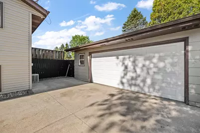 855  Lois Ct, Hartford, WI 53027 - Photo 3