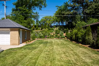 10536 W Grantosa Dr, Wauwatosa, WI 53222 - Photo 7