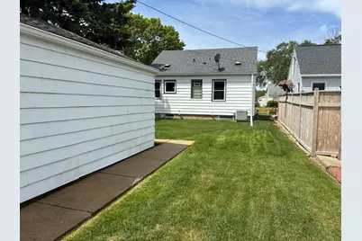 3906 S Kirkwood Ave, Saint Francis, WI 53235 - Photo 3