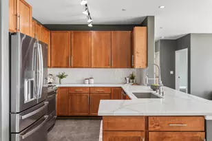 1550 E Royall Pl, Milwaukee, WI 53202 - Photo 9