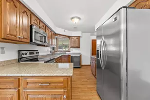 7701 W Warnimont Ave, Milwaukee, WI 53220 - Photo 9