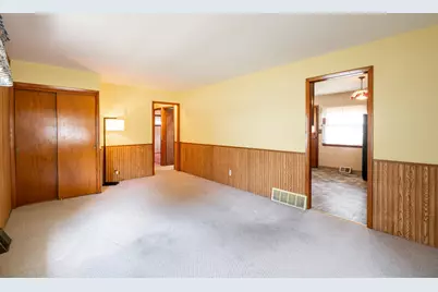 3239 S 54th St, Milwaukee, WI 53219 - Photo 9