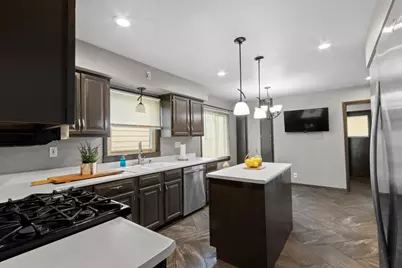 9625 W Metcalf Pl, Milwaukee, WI 53222 - Photo 9