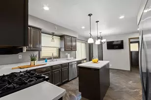 9625 W Metcalf Pl, Milwaukee, WI 53222 - Photo 9