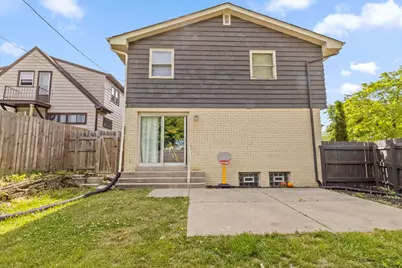 9625 W Metcalf Pl, Milwaukee, WI 53222 - Photo 27