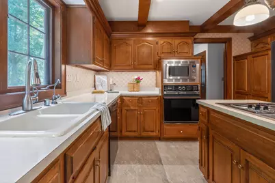 304  Fieldstone Rd, Delafield, WI 53018 - Photo 9