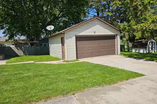 2023 S 10th St, Manitowoc, WI 54220 - Photo 3