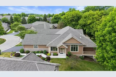 W243N2205  Deer Park Ct #B, Pewaukee, WI 53072 - Photo 3