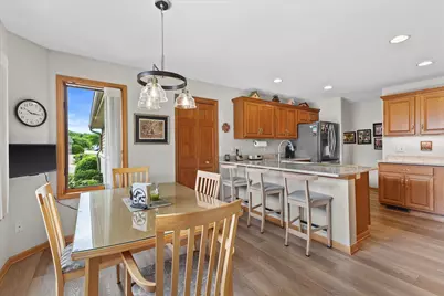 W243N2205  Deer Park Ct #B, Pewaukee, WI 53072 - Photo 5