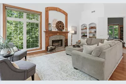 10101 N Hunt Club Ct, Mequon, WI 53097 - Photo 9