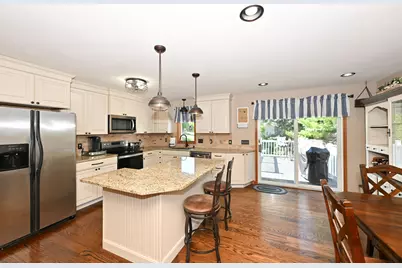 1021  Eton Ct, Hartland, WI 53029 - Photo 7