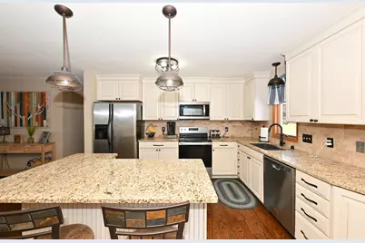 1021  Eton Ct, Hartland, WI 53029 - Photo 5