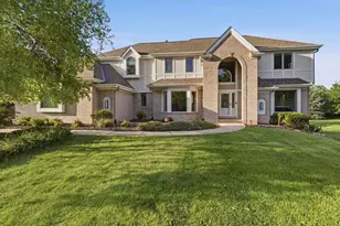 N28W30244 Red Hawk Ct, Delafield, WI 53072 - Photo 3