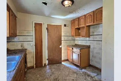 9251 W Swan Cir, Milwaukee, WI 53225 - Photo 5