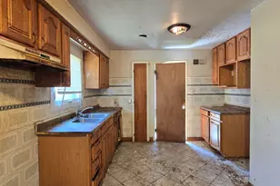 9251 W Swan Cir, Milwaukee, WI 53225 - Photo 3