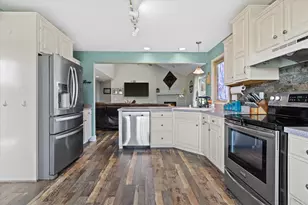 N7101 Lakeshore Ave, Sugar Creek, WI 53121 - Photo 9