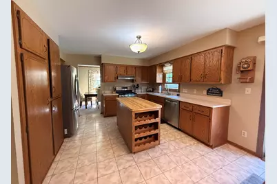 8716 W Whitaker Ave, Greenfield, WI 53228 - Photo 7