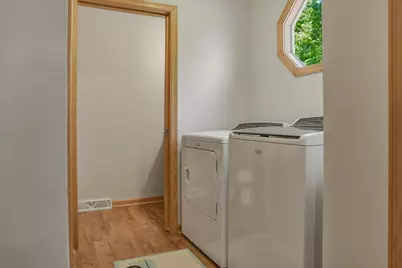 8125  Doe Glen Ct, Racine, WI 53406 - Photo 13