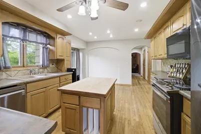 N83W18025  Le Mons Dr, Menomonee Falls, WI 53051 - Photo 9